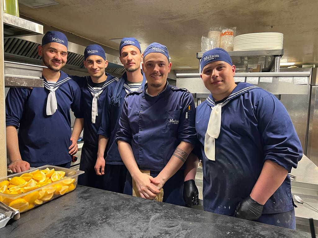 Lo staff della cucina del ristorante Maison di Durazzo