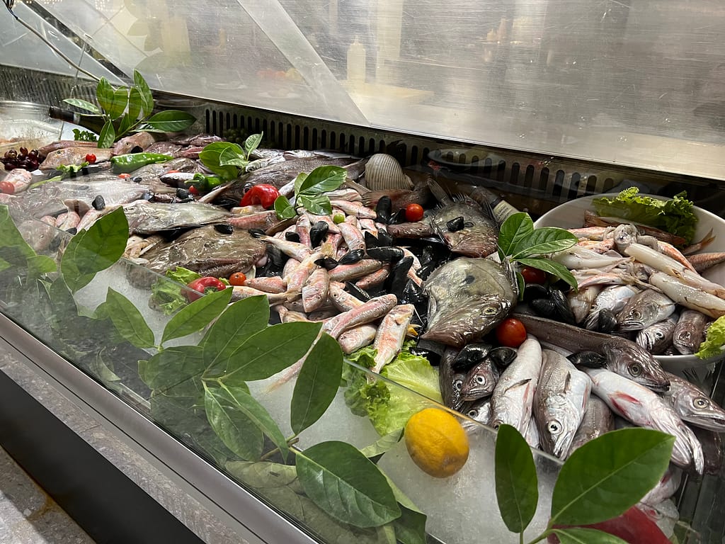 La vetrina del pesce del ristorante Maison
